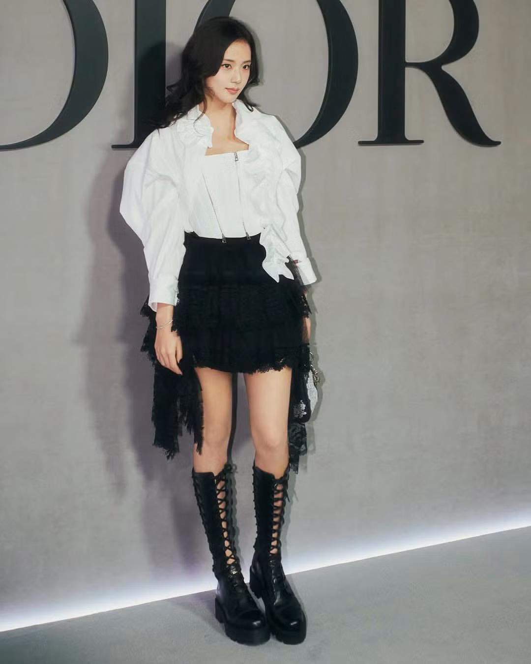 Vẻ rạng rỡ, ngọt ngào của Jisoo BLACKPINK tại show diễn Thu Đông 2025 của thương hiệu Dior.