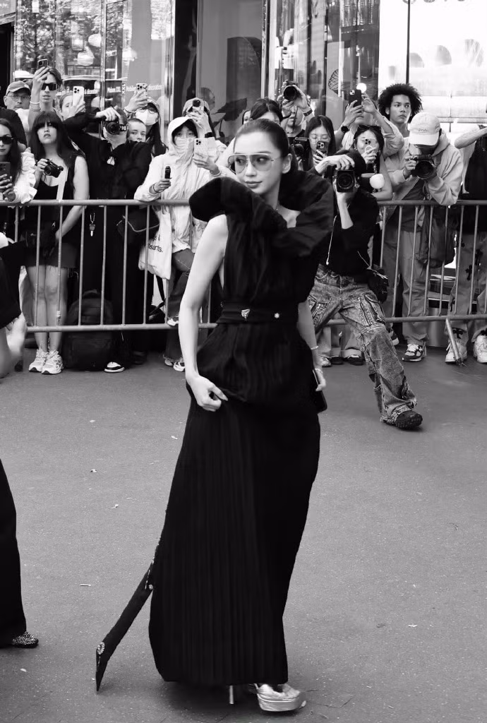 Angelababy làm mới thành công thiết kế kinh điển của Viktor & Rolf. Angelababy làm mới thành công thiết kế kinh điển của Viktor & Rolf.