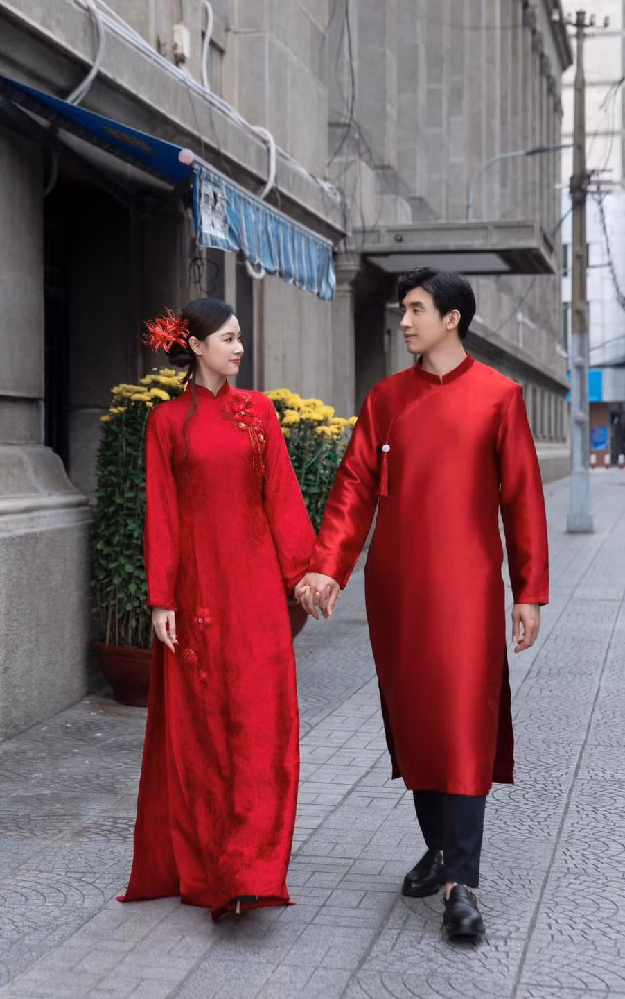 Midu trẻ trung trong các thiết kế áo dài tông xuyệt tông với chồng thiếu gia Minh Đạt. Kiểu búi tóc thấp cách điệu cài hoa giúp tô điểm cho nhan sắc của người đẹp.