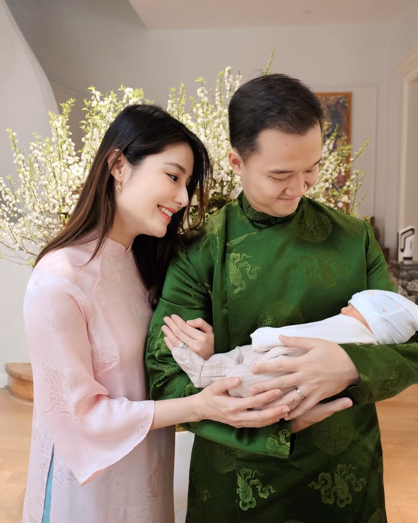 Nhan sắc đằm thắm của Diễm My 9X sau khi sinh con đầu lòng. Nhan sắc đằm thắm của Diễm My 9X sau khi sinh con đầu lòng.