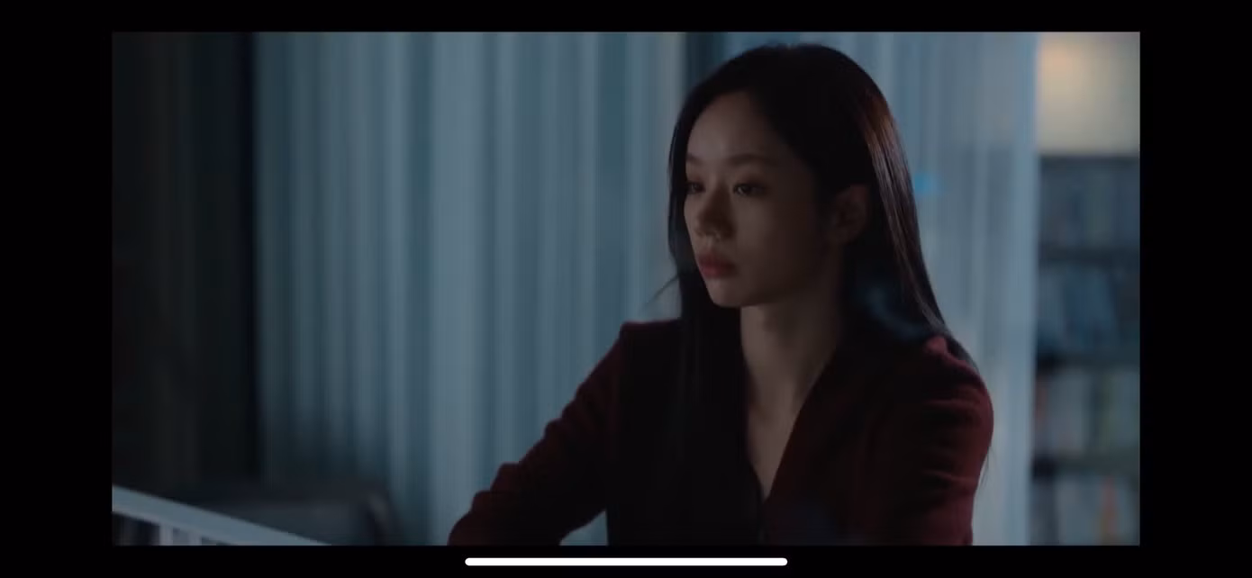 Nội tâm phức tạp, u ám của Jae Yi được thể hiện rõ nét thông qua những bộ cánh tông màu trầm có chi tiết độn vai, xẻ sâu. Nội tâm phức tạp, u ám của Jae Yi được thể hiện rõ nét thông qua những bộ cánh tông màu trầm có chi tiết độn vai, xẻ sâu.