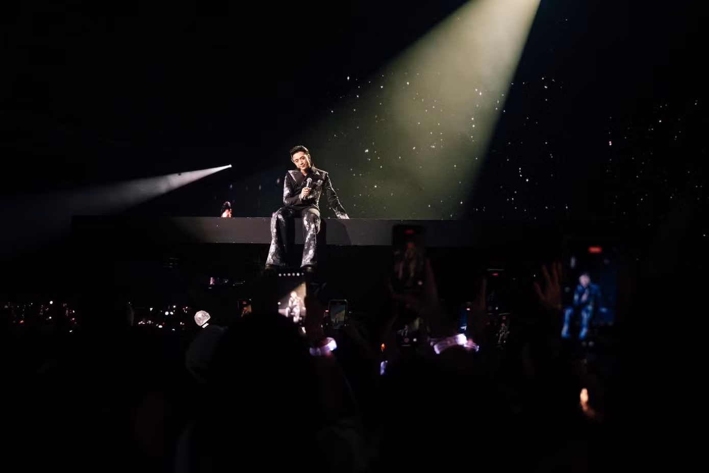 Trở lại với những bản hit sâu lắng, da diết góp phần tạo nên danh xưng hoàng tử ballad, SOOBIN gây thương nhớ trong dáng vẻ lịch lãm. Trở lại với những bản hit sâu lắng, da diết góp phần tạo nên danh xưng hoàng tử ballad, SOOBIN gây thương nhớ trong dáng vẻ lịch lãm.