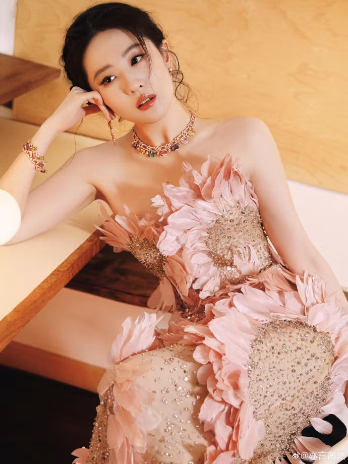 Diện mạo của Lưu Diệc Phi trên thảm đỏ Thịnh điển Phim truyền hình chất lượng của đài Đông Phương leo Top 1 Hot Search Weibo bảng giải trí. Diện mạo của Lưu Diệc Phi trên thảm đỏ Thịnh điển Phim truyền hình chất lượng của đài Đông Phương leo Top 1 Hot Search Weibo bảng giải trí.