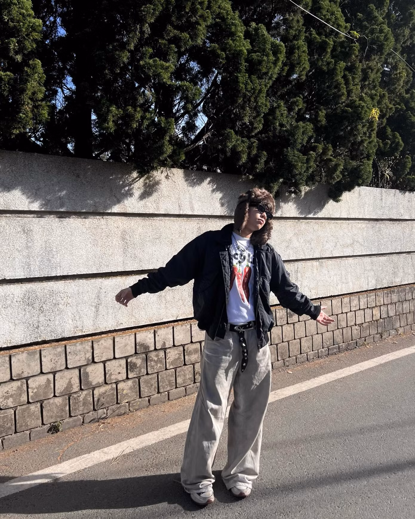 Ngoài đời, nam tân binh sinh năm 2004 chuộng phong cách ăn mặc street style theo hơi hướng bụi bặm, cá tính. Ngoài đời, nam tân binh sinh năm 2004 chuộng phong cách ăn mặc street style theo hơi hướng bụi bặm, cá tính.