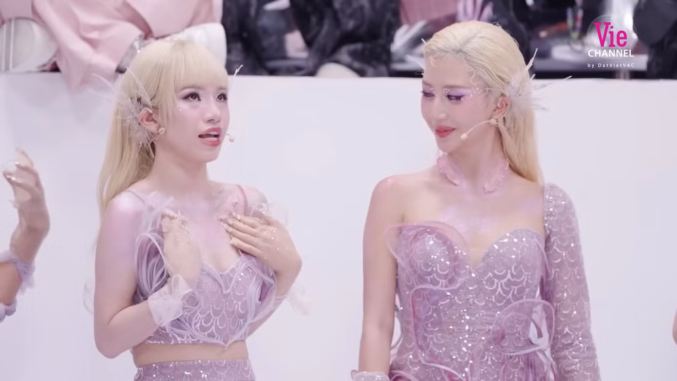 Nhan sắc thăng hạng của MaiQuinn qua từng sân khấu Em Xinh "Say Hi". Nhan sắc thăng hạng của MaiQuinn qua từng sân khấu Em Xinh "Say Hi".