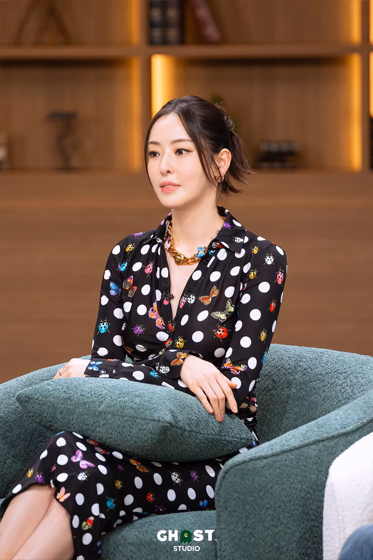 Lee Da Hee "cân đẹp" trang phục hàng hiệu tông màu rực rỡ khi ngồi ghế bình luận show Single’s Inferno (Địa Ngục Độc Thân). Lee Da Hee "cân đẹp" trang phục hàng hiệu tông màu rực rỡ khi ngồi ghế bình luận show Single’s Inferno (Địa Ngục Độc Thân).