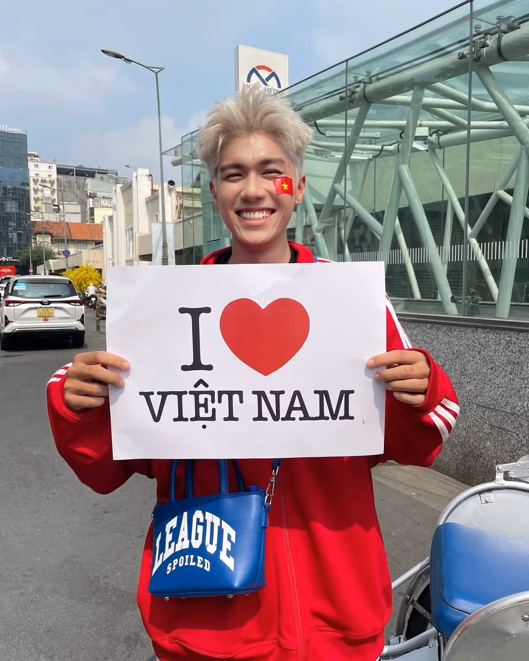 Netizen đùa mái tóc tẩy vuốt ngược của Hào Lý trông như cây cọ trang điểm. Trong các livestream trò chuyện với người theo dõi hay khi tham gia phiên live bán hàng, mỹ nam Gen Z "hút fan" với tính cách "tẻn tẻn".