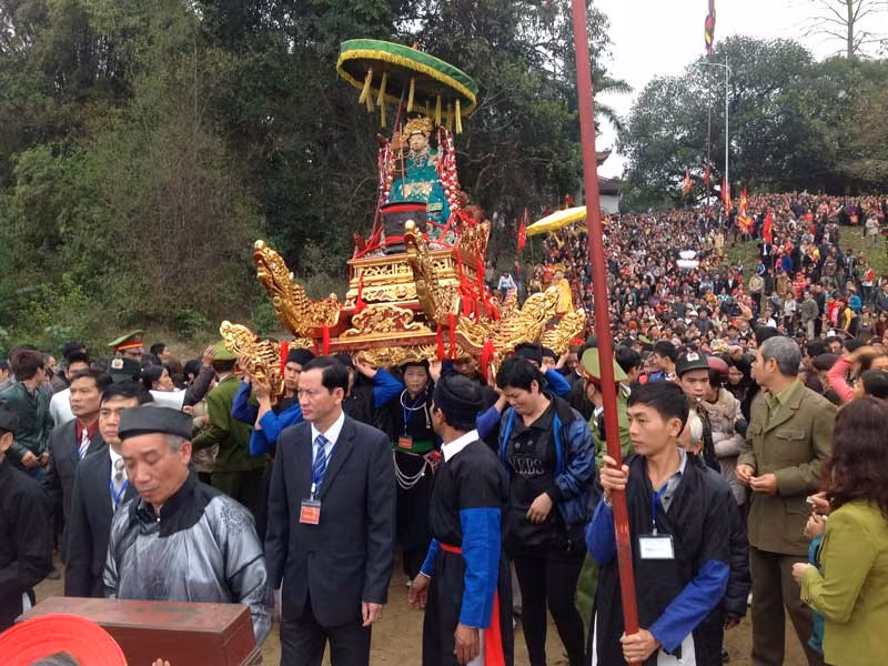 Hàng ngàn người tham dự Lễ rước Mẫu đệ nhị Thượng Ngàn trang trọng, thành kính