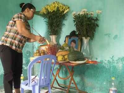 Bà Trần Thị Thắng, mẹ em Hoài thắp nhang cho con gái