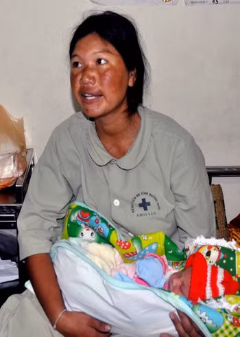 Chị Đinh Thị Vái xúc động nhận lại con trai của mình. Ảnh: Trí Tín