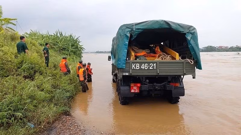 Lực lượng Quân đội tổ chức cứu hộ, cứu nạn vụ sập nhịp cầu Phong Châu. Lực lượng Quân đội tổ chức cứu hộ, cứu nạn vụ sập nhịp cầu Phong Châu.