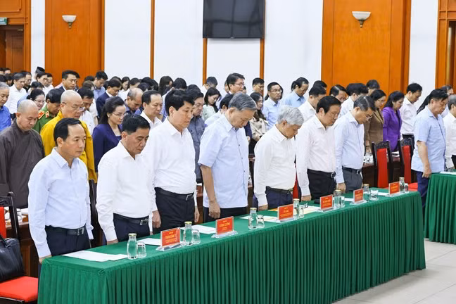 Các đại biểu dành một phút tưởng niệm các nạn nhân và cán bộ, chiến sỹ đã hy sinh khi làm nhiệm vụ.