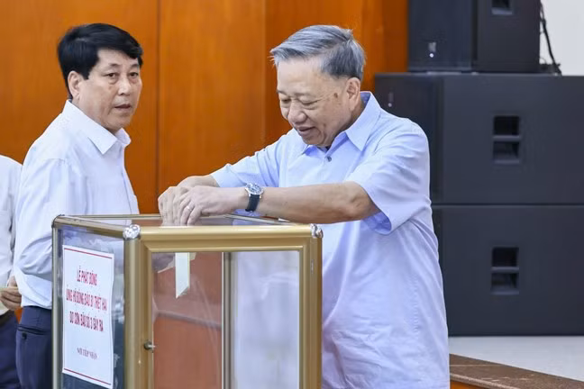 Tổng Bí thư, Chủ tịch nước Tô Lâm ủng hộ đồng bào bị thiệt hại do bão số 3. Ảnh: QV.