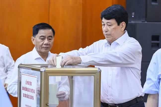 Thường trực Ban Bí thư Lương Cường ủng hộ đồng bào bị thiệt hại do bão số 3.
