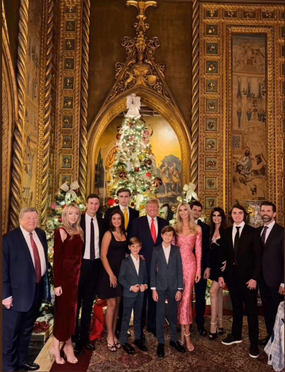 Ảnh Giáng sinh của gia đình Trump thiếu bà Melania. Ảnh: IG.