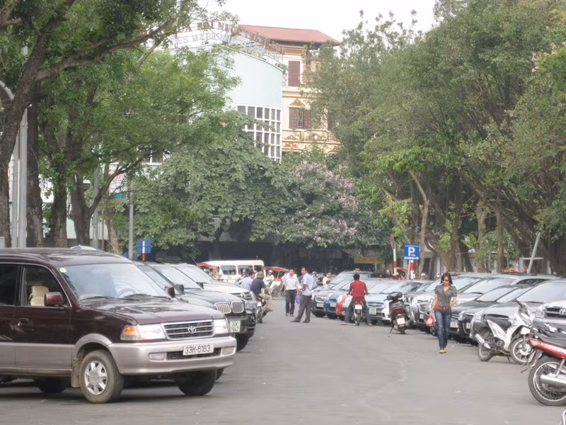 Bãi đỗ xe trên phố Đinh Tiên Hoàng không còn một chỗ trống. Ảnh: P. Sưởng