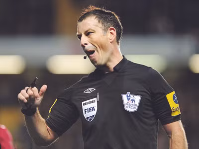 Trọng tài Mark Clattenburg trở thành ngôi sao không mong muốn trong trận đại chiến Chelsea-M.U. Ảnh: Getty Images