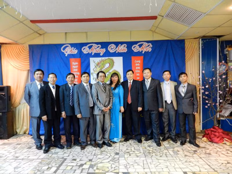 Đại diện hội người Việt Nam, hội phụ nữ và hội sinh viên chụp ảnh lưu niệm