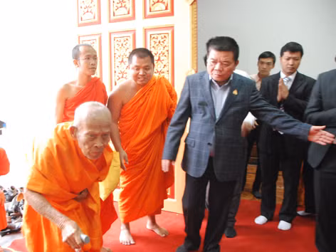Đại Đức Phong Samaleuk (bìa trái)