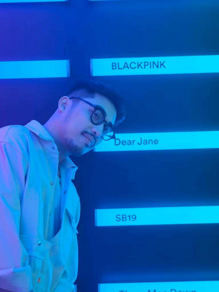 Vũ. chia sẻ hình ảnh chụp cùng bảng tên của Dear Jane tại trụ sở Spotify châu Á (Singapore).