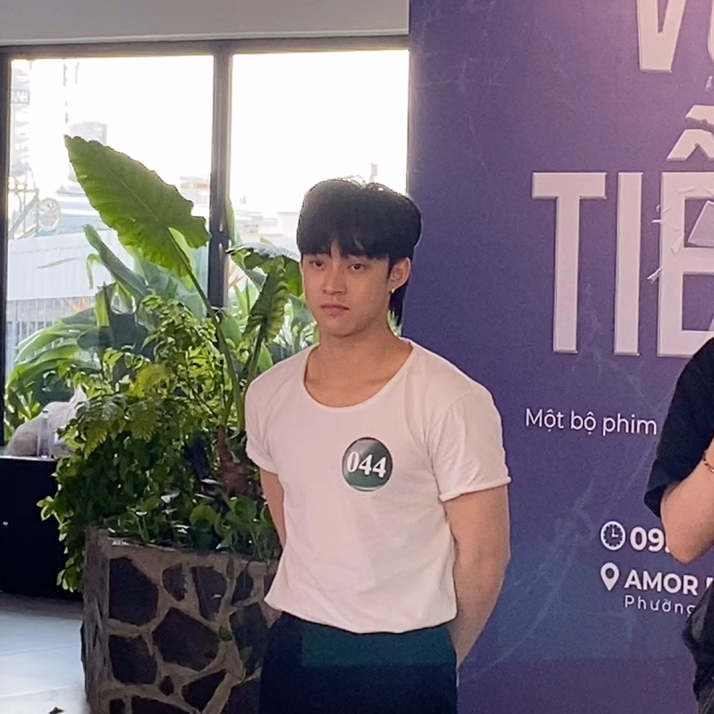 Nhan sắc ngoài đời của chàng "người nhện" Neyun được ống kính cam thường ghi lại.