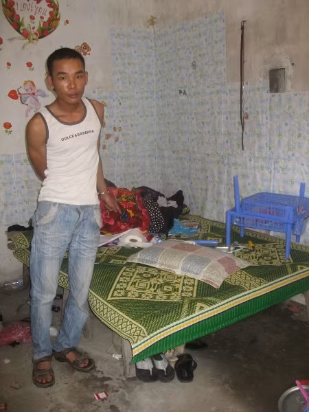 Đối tượng Chiến tại căn nhà trọ, hiện trường vụ án.