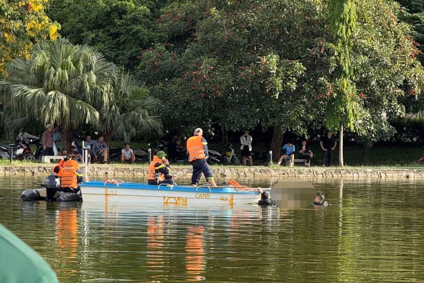 Lực lượng chức năng tìm kiếm nạn nhân. Lực lượng chức năng tìm kiếm nạn nhân.