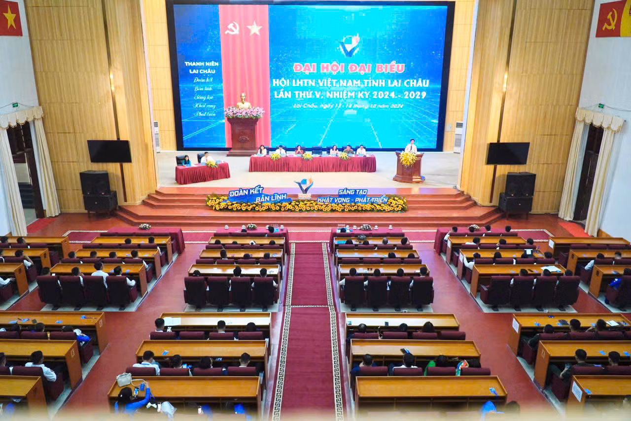 Quang cảnh phiên làm việc thứ nhất. Quang cảnh phiên làm việc thứ nhất.