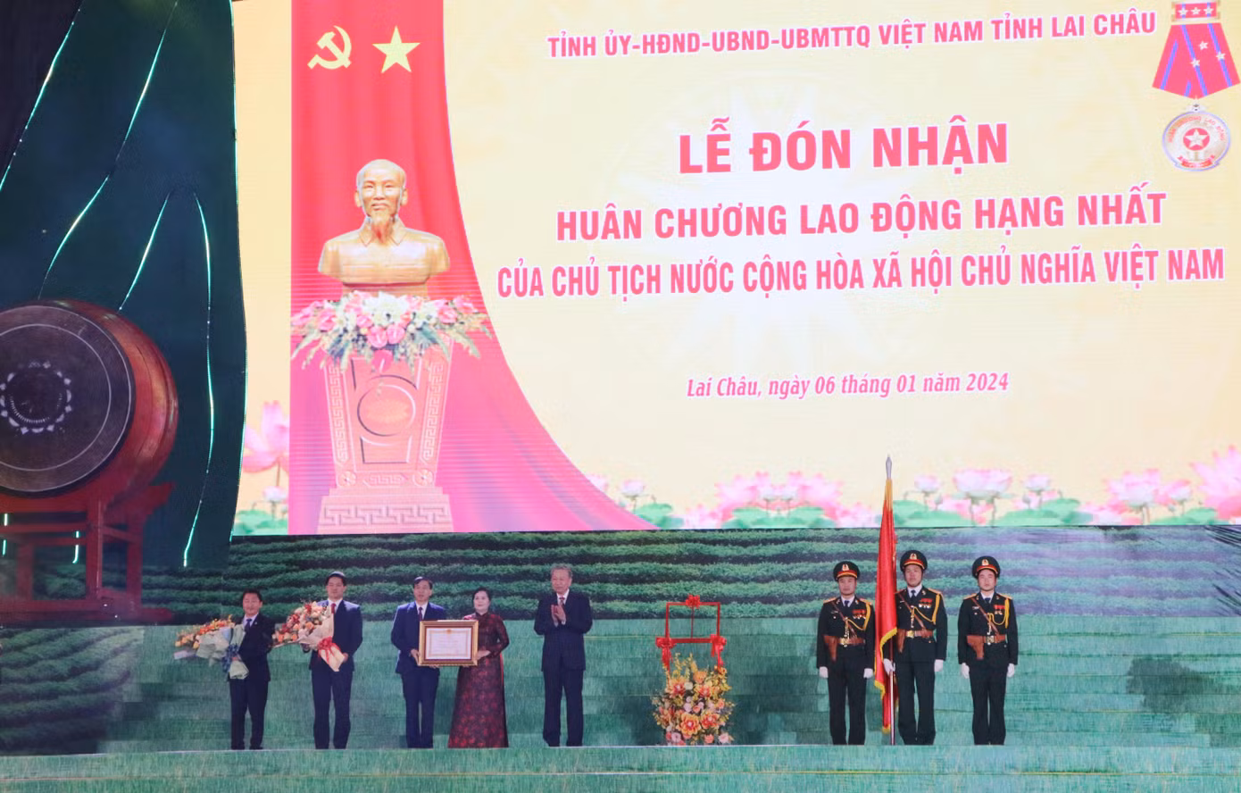 Bộ trưởng Bộ Công an Tô Lâm trao Huân chương Lao động hạng Nhất tặng Đảng bộ, chính quyền và nhân dân tỉnh Lai Châu.