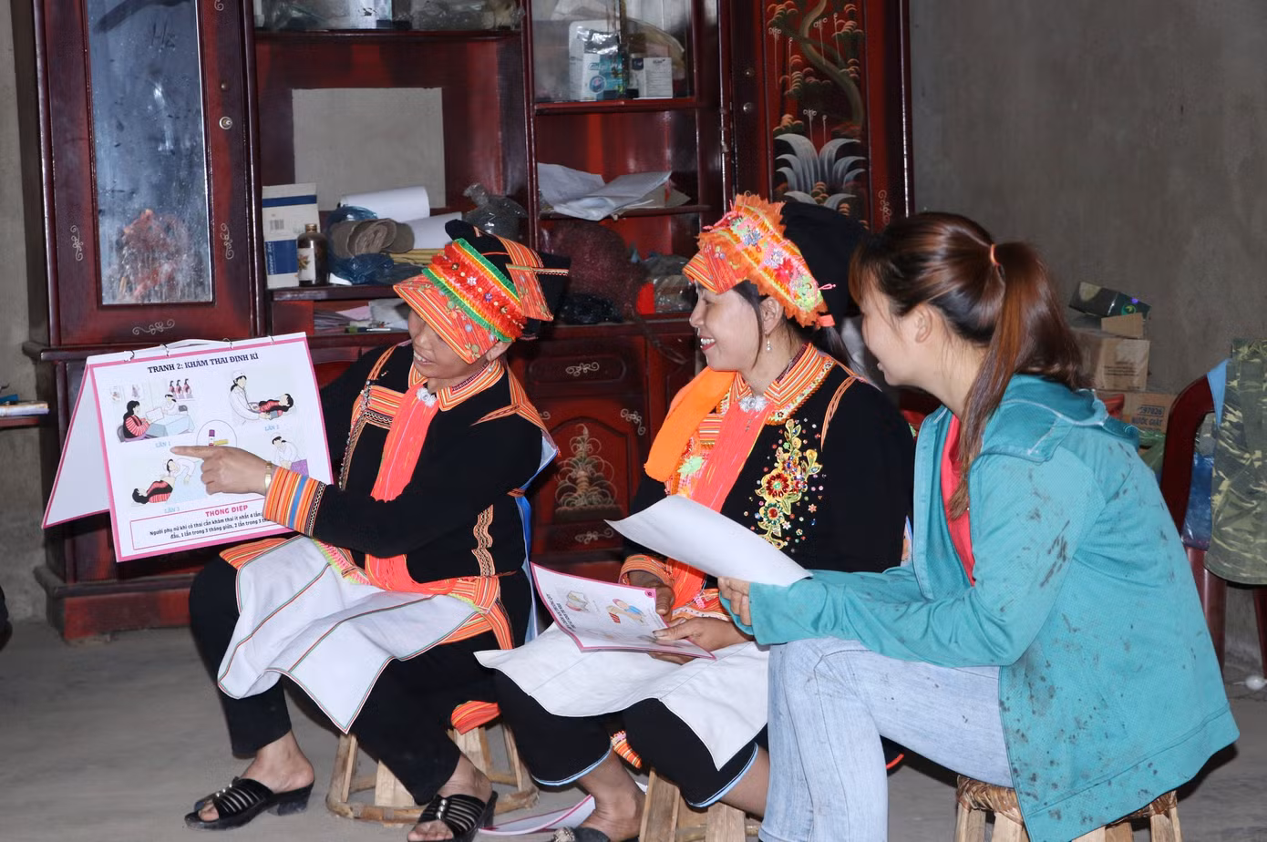Cô đỡ thôn bản Lý Minh Thương, dân tộc Dao ở bản Ma Ly Pho, xã biên giới Ma Ly Pho, huyện Phong Thổ, Lai Châu tuyên truyền người dân về khám thai định kỳ tại cơ sở y tế.