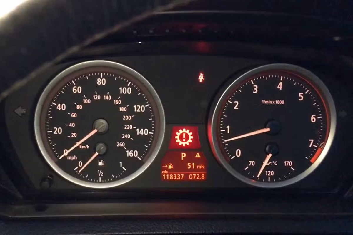 Nếu bạn nhìn thấy biểu tượng này có nghĩa hộp số của xe đang có vấn đề. Nếu bạn nhìn thấy biểu tượng này có nghĩa hộp số của xe đang có vấn đề.