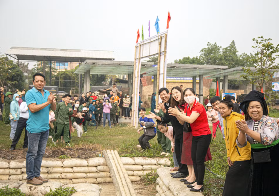 Giải đấu thu hút đông đảo sự tham gia cổ vũ của nhân dân và du khách.