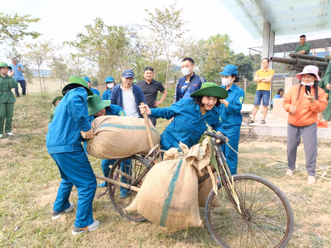Mỗi đội thi đấu gồm 3 người.