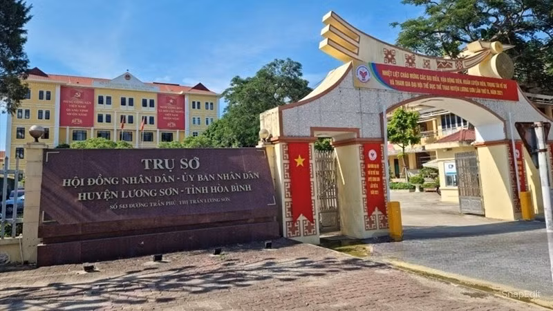 Trụ sở UBND huyện Lương Sơn (Hòa Bình) - nơi từng công tác của ông Nguyễn Vũ Chi, nguyên Chủ tịch UBND huyện Lương Sơn nhiệm kỳ 2016 - 2021. Trụ sở UBND huyện Lương Sơn (Hòa Bình) - nơi từng công tác của ông Nguyễn Vũ Chi, nguyên Chủ tịch UBND huyện Lương Sơn nhiệm kỳ 2016 - 2021.