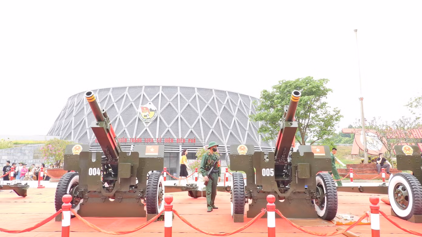 Nghi thức bắn pháo do Lữ đoàn pháo binh 45 thuộc Binh chủng pháo binh thực hiện.
