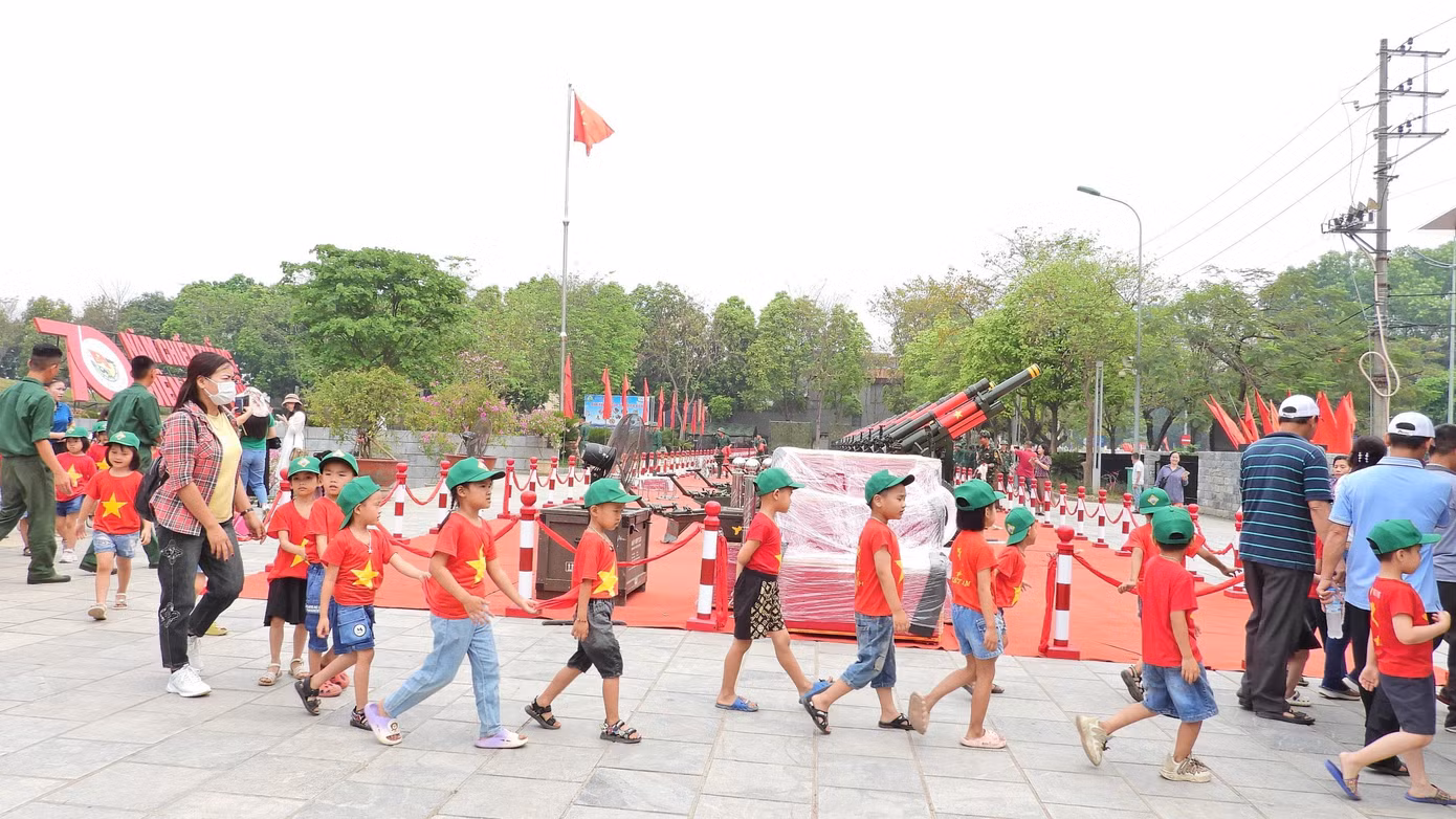Dàn pháo thu hút sự quan tâm đông đảo của nhân dân, học sinh, du khách tới tham quan và chụp ảnh lưu niệm.