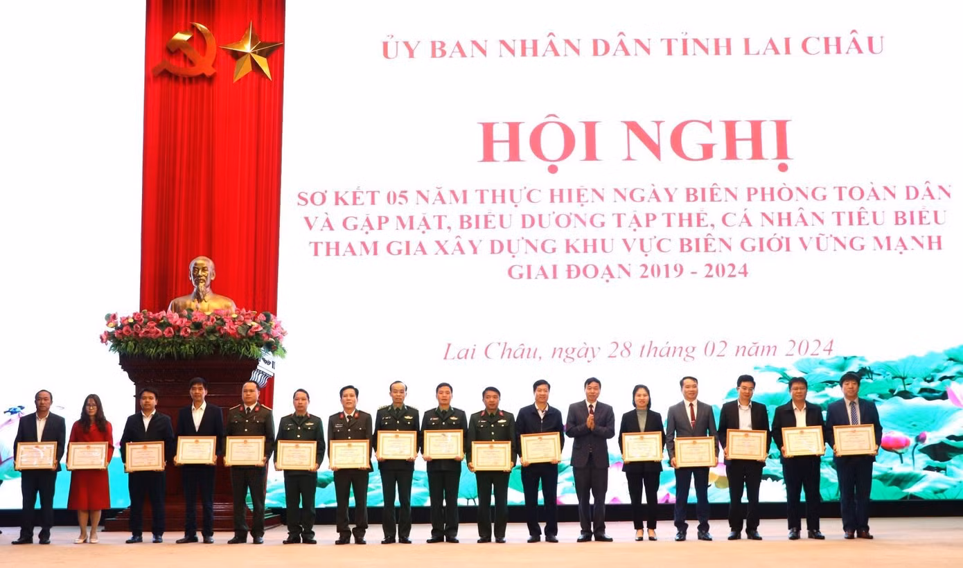 Chủ tịch UBND tỉnh Lai Châu Lê Văn Lương tặng bằng khen cho các tập thể có thành tích xuất sắc. Chủ tịch UBND tỉnh Lai Châu Lê Văn Lương tặng bằng khen cho các tập thể có thành tích xuất sắc.