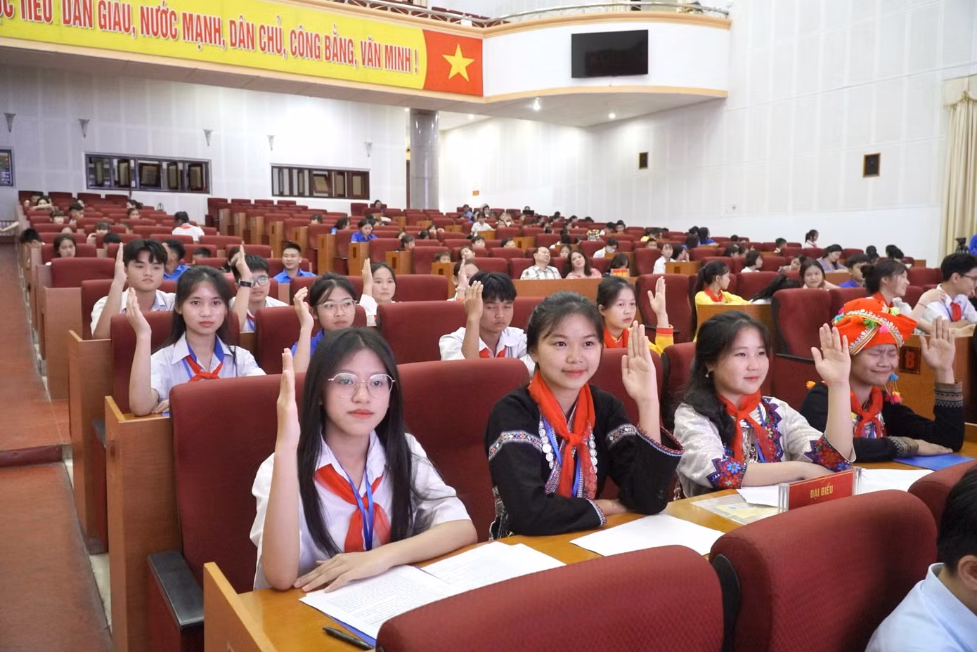 Đại biểu thiếu nhi thông qua các nghị quyết tại Kỳ họp.