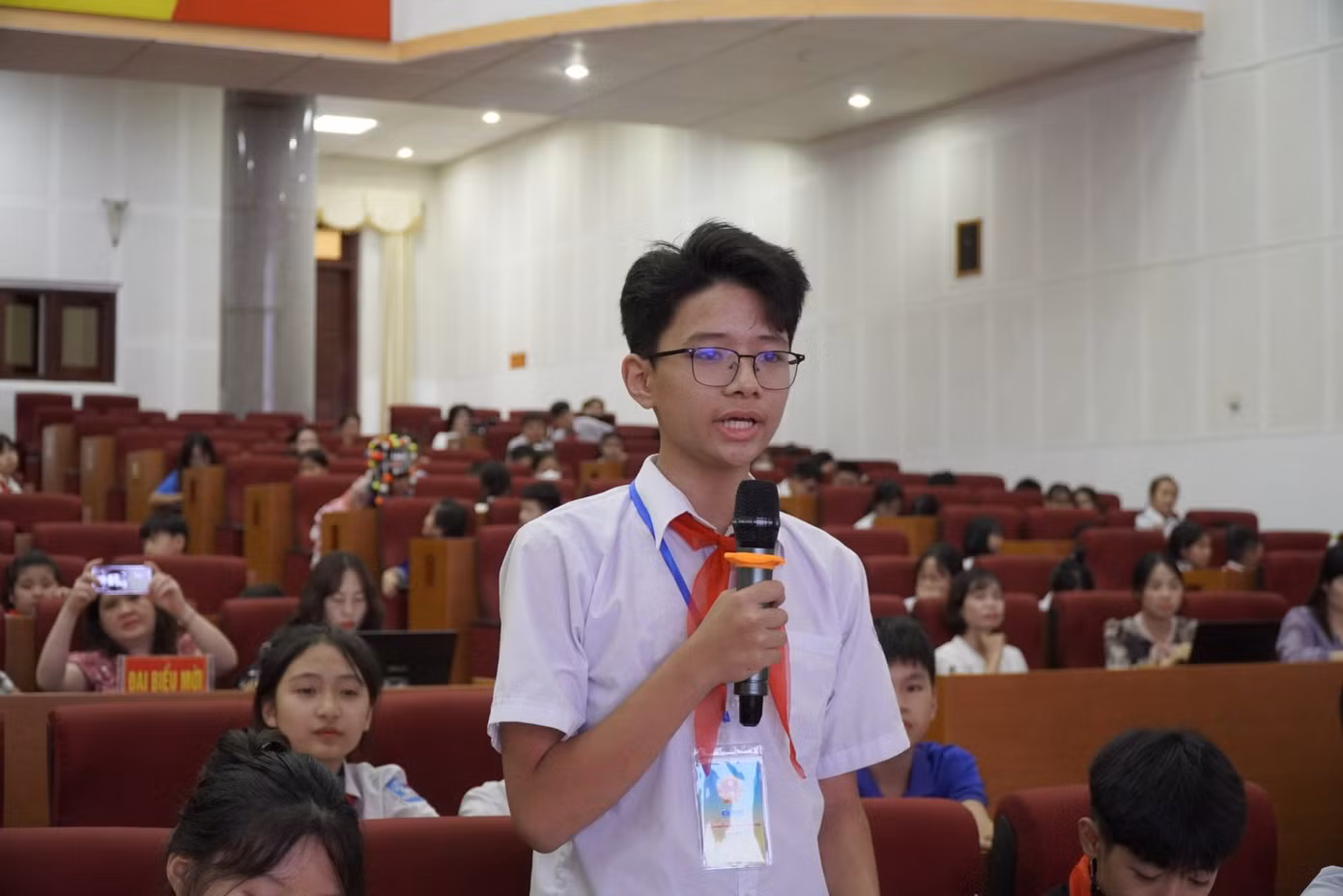 Đại biểu thiếu nhi phát biểu thảo luận tại Kỳ họp.