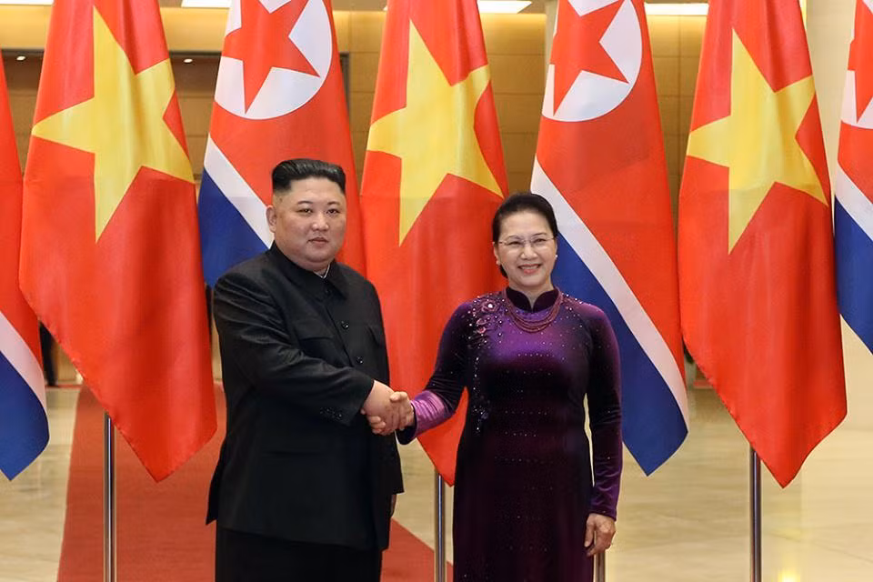 Chủ tịch Triều Tiên Kim Jong Un lên tàu về nước ảnh 31 Chủ tịch Triều Tiên Kim Jong Un lên tàu về nước ảnh 31