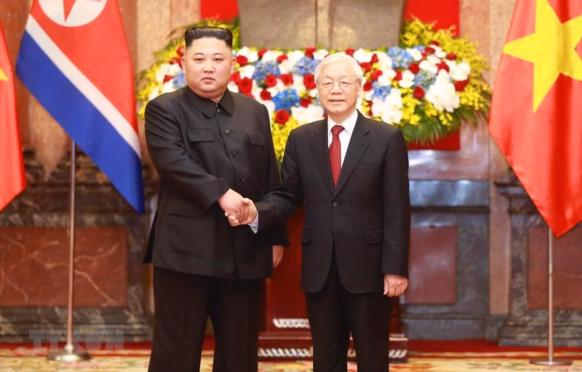 Chủ tịch Triều Tiên Kim Jong Un lên tàu về nước ảnh 30 Chủ tịch Triều Tiên Kim Jong Un lên tàu về nước ảnh 30