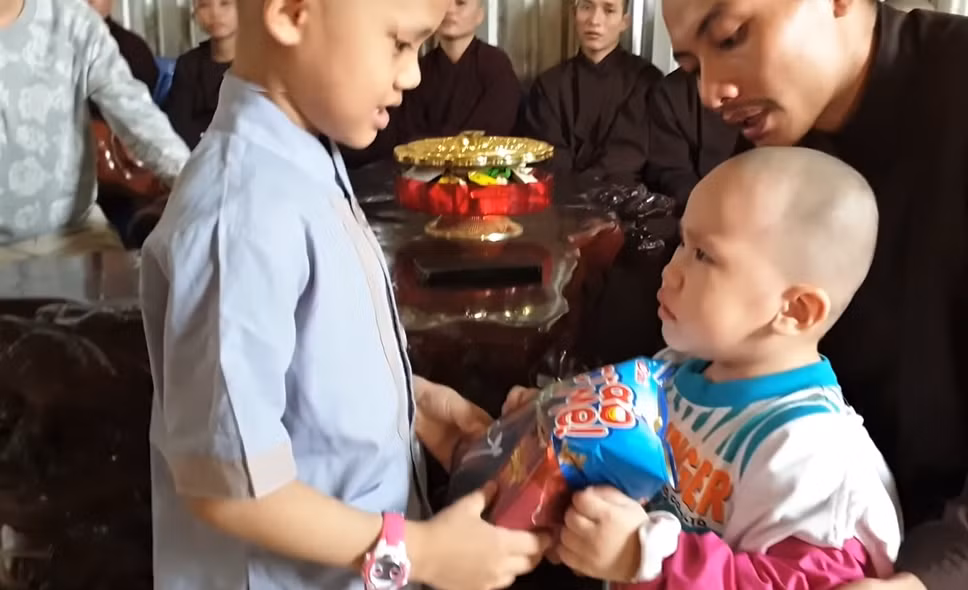 Rơi nước mắt khi 5 chú tiểu 'Thách thức danh hài' chia tay Ánh Tâm về mẹ ruột ảnh 2