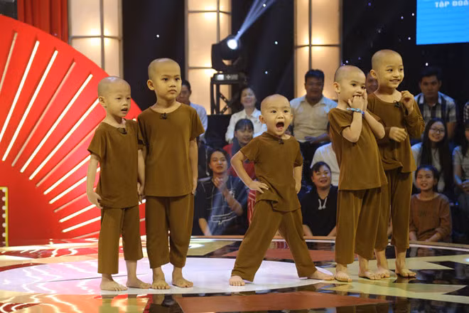Rơi nước mắt khi 5 chú tiểu 'Thách thức danh hài' chia tay Ánh Tâm về mẹ ruột ảnh 5
