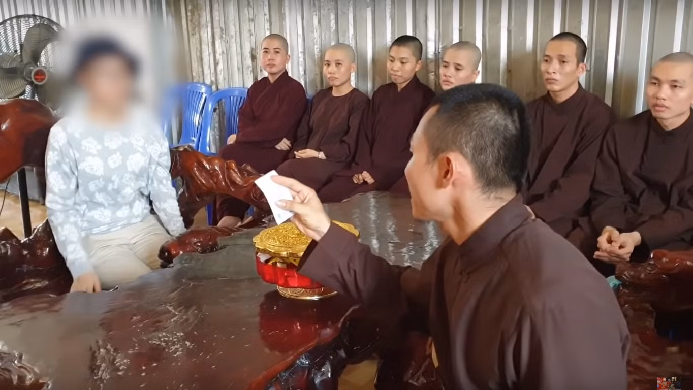 Rơi nước mắt khi 5 chú tiểu 'Thách thức danh hài' chia tay Ánh Tâm về mẹ ruột ảnh 4