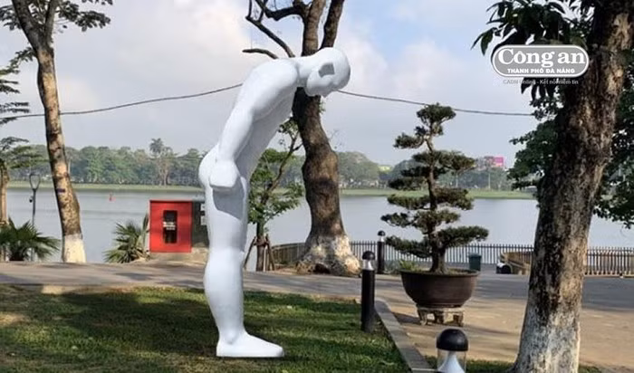 Tranh luận việc đặt địa điểm tượng 'Người đàn ông cúi chào' ở Huế ảnh 1