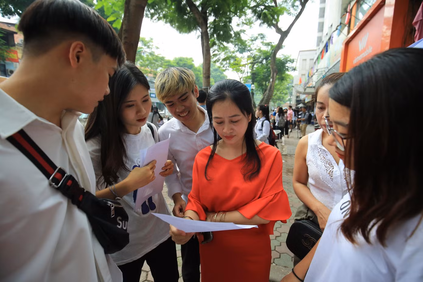 Ngày đầu thi THPT 2019: Siết chặt an ninh, cập nhật giải đề thi Ngữ Văn ảnh 62 Ngày đầu thi THPT 2019: Siết chặt an ninh, cập nhật giải đề thi Ngữ Văn ảnh 62