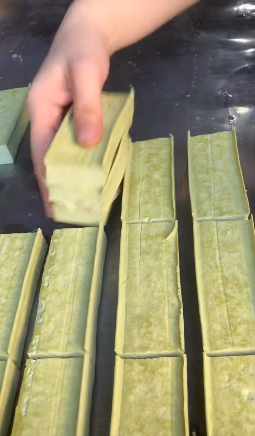 Đậu phụ matcha gây "bão mạng" bởi sự kết hợp lạ, ít ai ngờ đến. Không ít netizen tỏ ra hứng thú và thi nhau "truy tìm" info địa chỉ mua hàng để trải nghiệm món ăn độc lạ này. - Ảnh: Beatvn