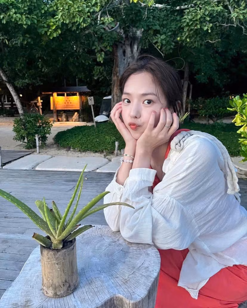 Cư dân mạng cảm thán nhìn những bức hình trên trang mạng xã hội của Chae Soo Bin vừa gần gũi, vừa giản dị mang đậm chất "bạn gái". Cư dân mạng cảm thán nhìn những bức hình trên trang mạng xã hội của Chae Soo Bin vừa gần gũi, vừa giản dị mang đậm chất "bạn gái".