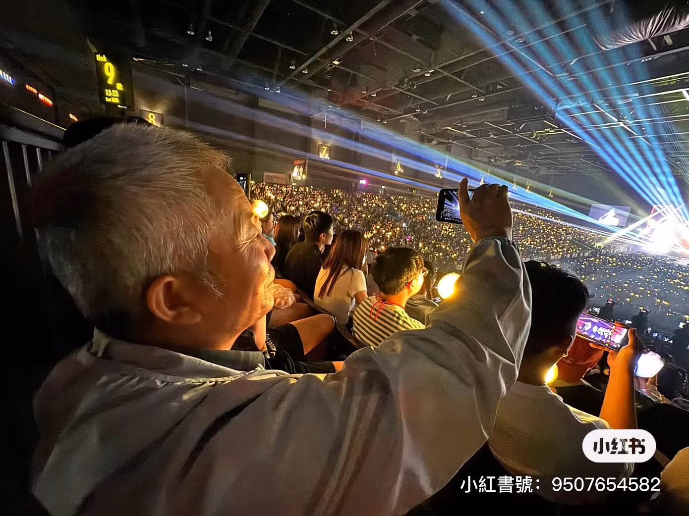 Trong khi nhiều người còn đang loay hoay, "bác fan" này đã thành công săn vé concert, truyền cảm hứng cho nhiều người hâm mộ.
