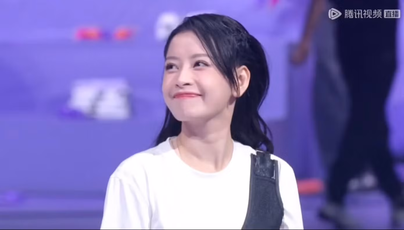 Chi Pu tươi cười rạng rỡ, không còn căng thẳng như trước sau khi giành chiến thắng tại vòng Bán kết. Kiểu tóc đáng yêu và biểu cảm vui mừng của Chi Pu khiến các fan xao xuyến. Chi Pu tươi cười rạng rỡ, không còn căng thẳng như trước sau khi giành chiến thắng tại vòng Bán kết. Kiểu tóc đáng yêu và biểu cảm vui mừng của Chi Pu khiến các fan xao xuyến.